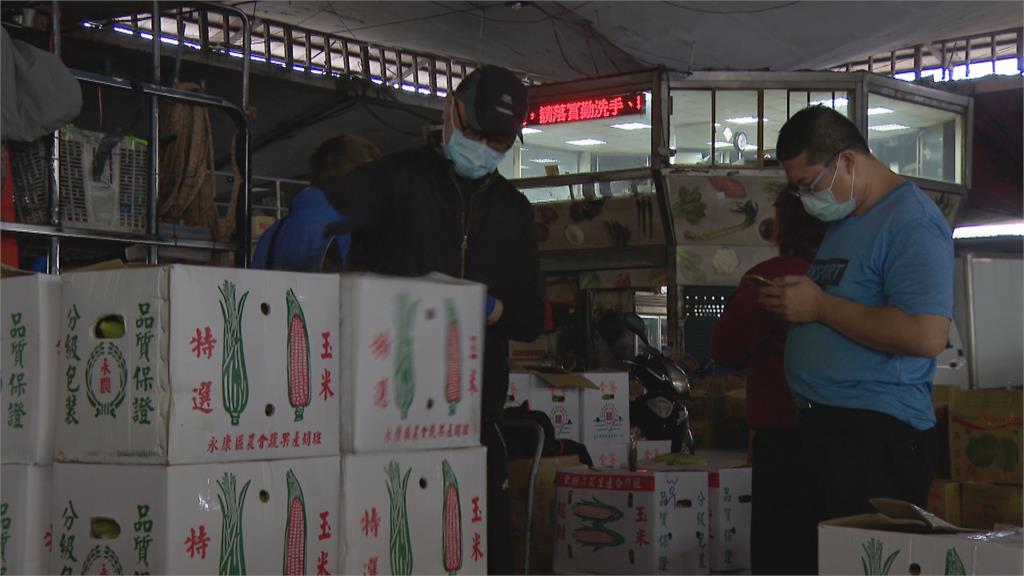 「搬貨戴罩會喘」攤商拉下口罩叫賣 北市第一果菜市場成防疫破口？