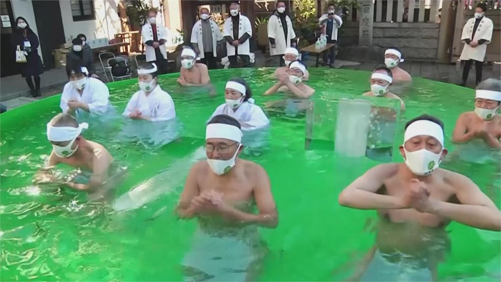 東京裸泡冰水祈福 民眾戴口罩延續神社傳統