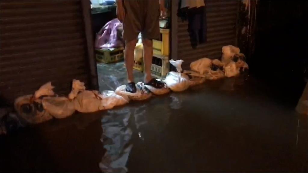 雨彈狂炸！宜蘭深夜大豪雨特報多處淹水