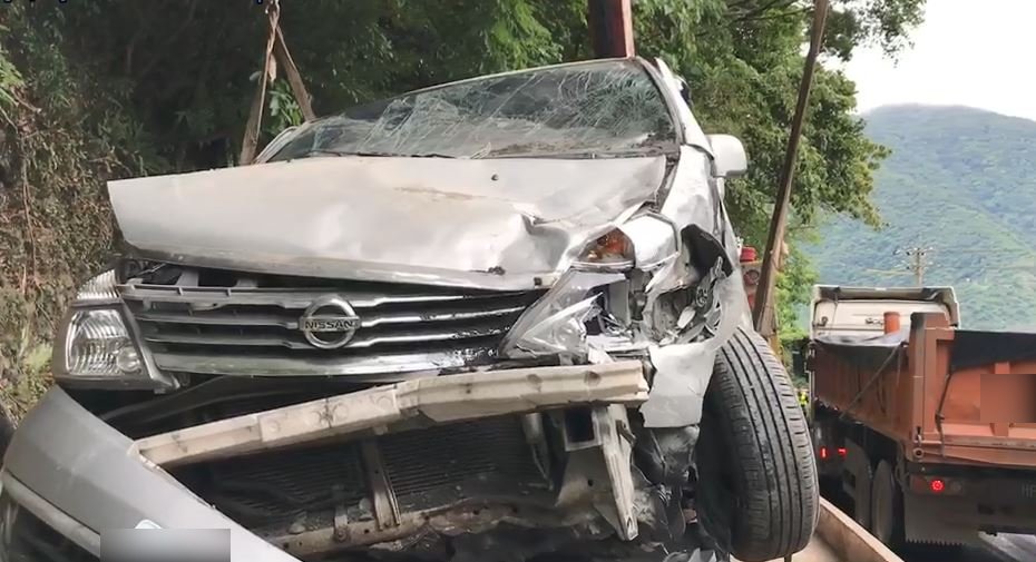 快新聞/蘇花公路曳引車90度翻覆 一線道下午5點恢復通車