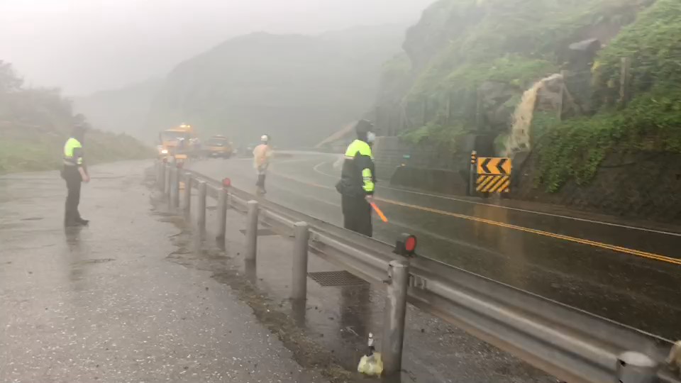 快新聞／瑞芳台2線濱海公路75.8公里處「巨石掉落」 估2小時清除完畢