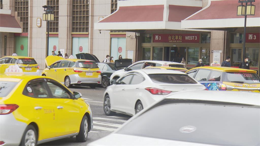 台北車站西側 小黃只能下車不能載客 司機無法配合叫車  與乘客發生爭執