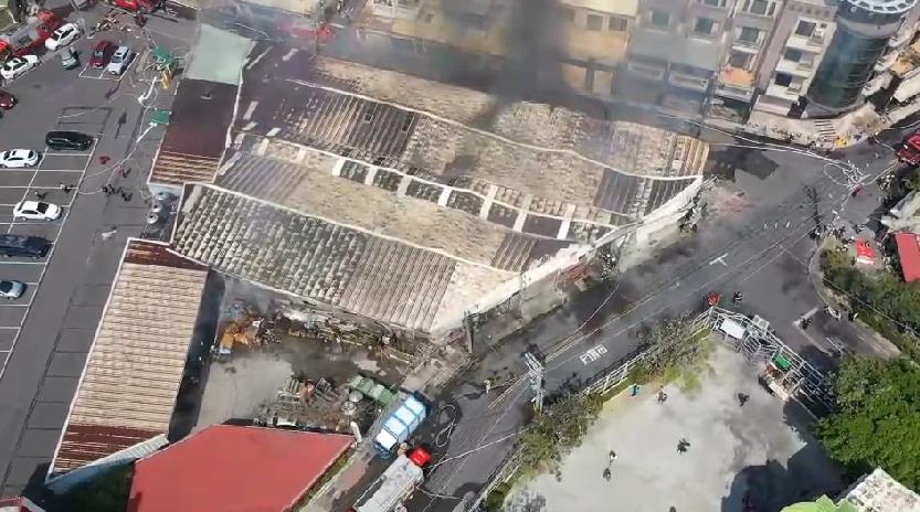 快新聞／台南連棟鐵皮建物猛烈燃燒「400平方公尺」 消防人員搶救圍堵火勢再擴大