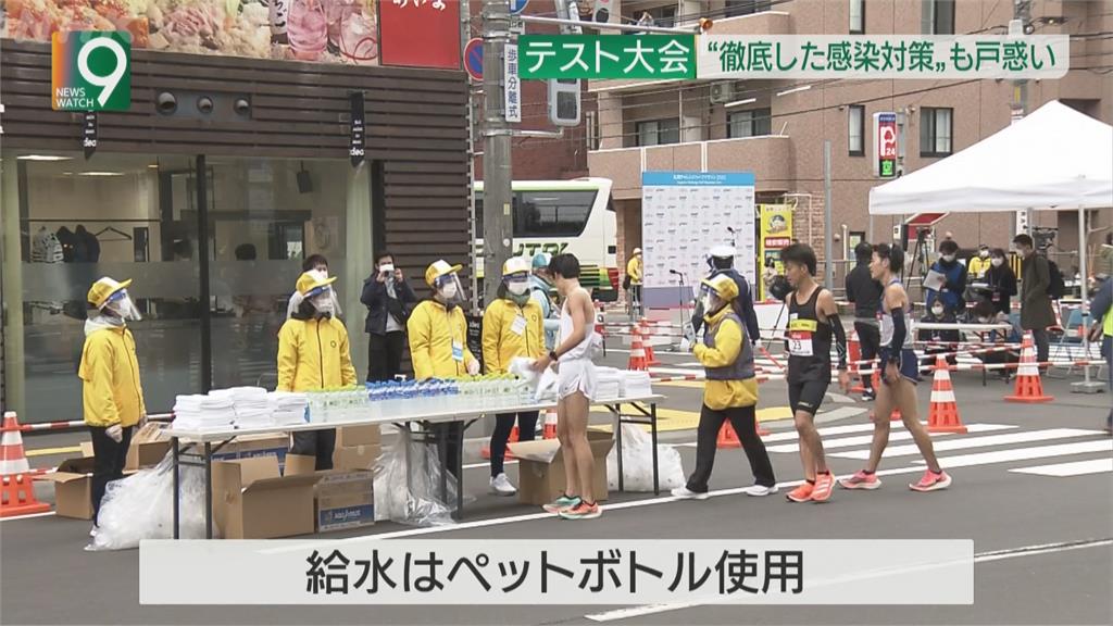 日本疫情升溫　札幌模擬馬拉松賽　測試登場　沿途民眾舉牌高喊停辦東奧