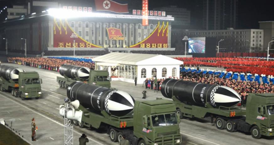 北朝鮮閱兵式大秀軍事肌肉！　展示「北極星5」新型潛射彈道飛彈