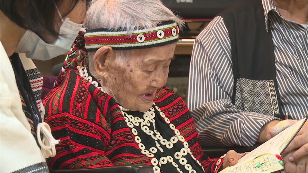 探視104歲文面國寶 總統用原住民語問候