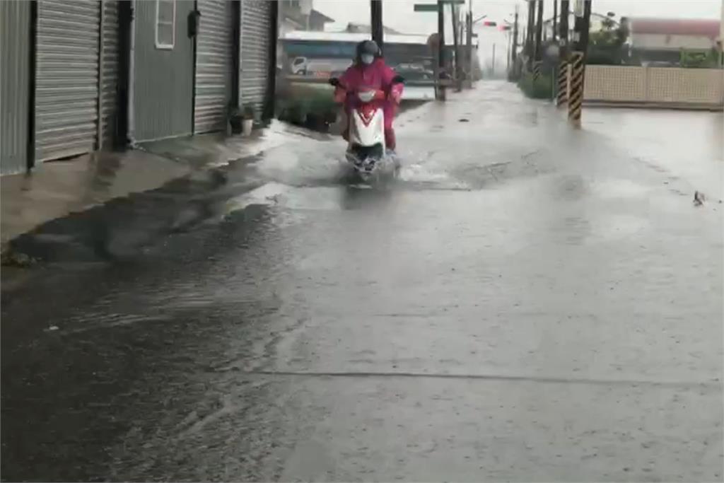 快新聞／豪雨猛炸水灌中台灣　草屯淹半個輪胎高、彰化市區淹水