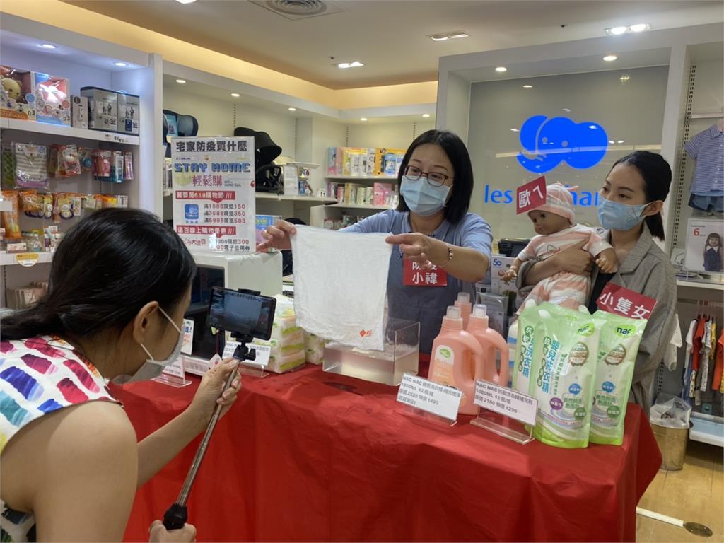 遠百應援防疫生活!樓管直播拚業績 餐廳外帶強化動線