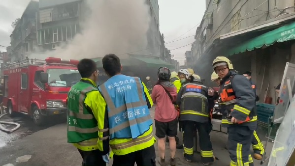 快新聞／中和景安路市場店面起火濃煙直竄！ 消防速滅火救出18人
