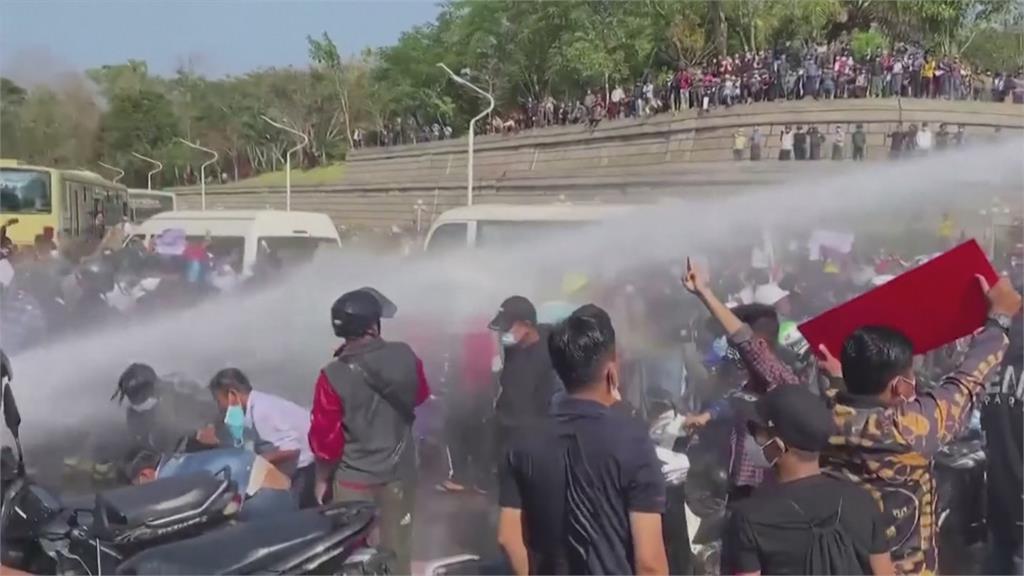 要求釋放翁山蘇姬！緬甸逾10年最大抗議 仰光大陣仗「反政變」警發射水砲驅散示威者