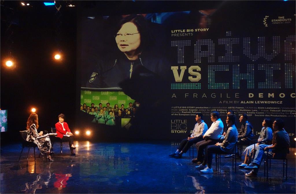 唐鳳駭入夜夜秀「反拍」對決博恩？看法國導演用鏡頭記錄台灣民主