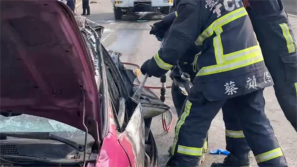 混凝土車追撞火燒車2死 53歲男重傷「不要救我」
