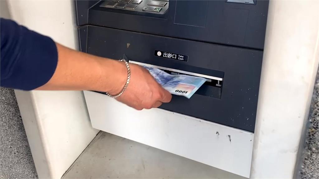 老婦ATM領1萬包紅包 匪徒鎖定行搶慘遭拖行20公尺