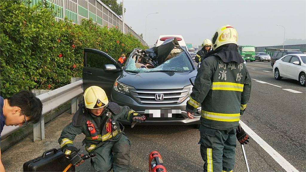 快新聞/國1大貨車輪胎突「彈飛」砸向對向車道轎車釀1死2傷