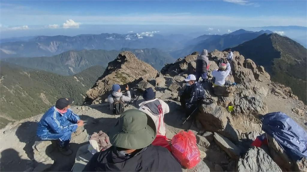 背瘟疫神五福大帝登玉山與神同行!信徒盼疫情快結束