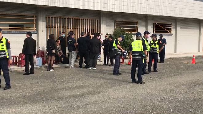 快新聞／台南角頭告別式上千人送行 警方現場意外逮2名通緝犯