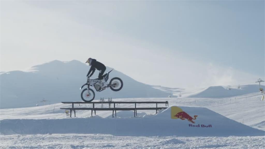 雪地上挑戰極限 瑞士好手騎電動摩托車秀特技
