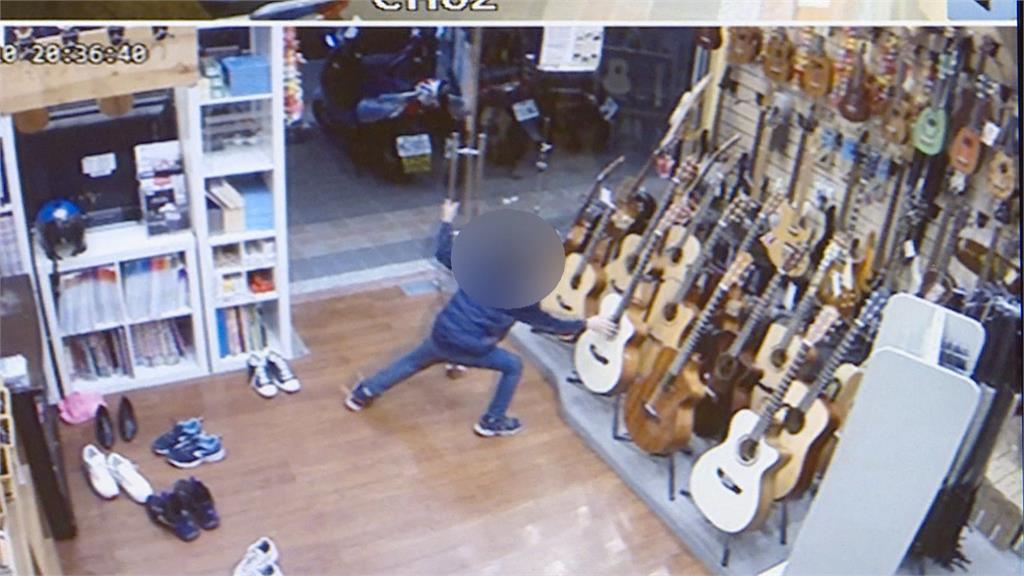 好想學吉他！？男孩跑進店內撥琴弦離開經濟條件不允許？老闆：想免費為他上課