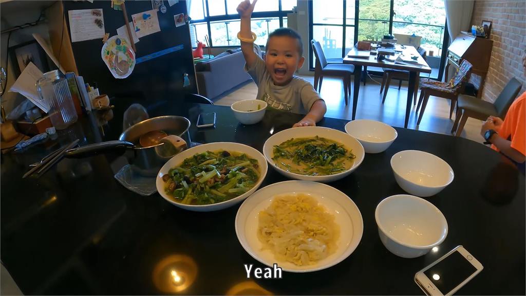 3歲萌弟煮出2菜1湯驚豔全家　宅在家期間變身「小當家」