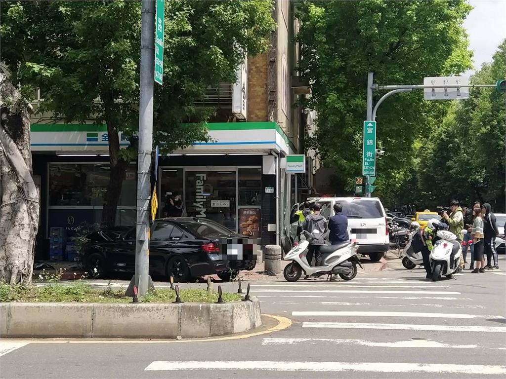 快新聞／北市民生社區BMW衝撞救護車 患者等4人送醫