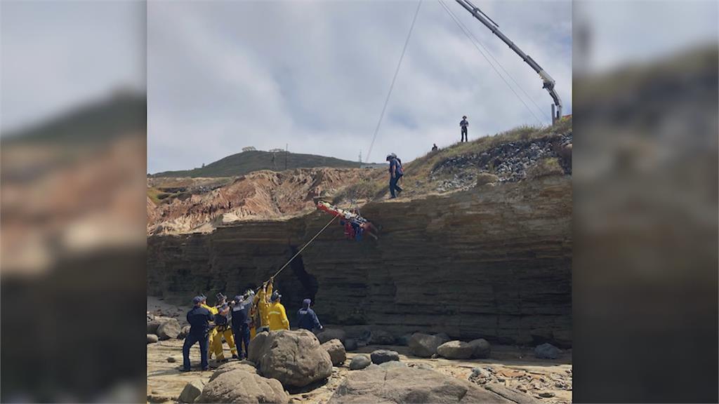 疑似偷渡船美國聖地牙哥海岸觸礁翻覆　 釀3死至少27人送醫