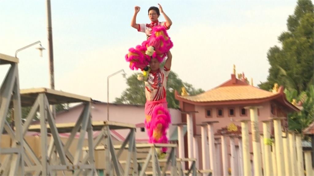 落實男女平等！越南女性投入舞龍舞獅表演