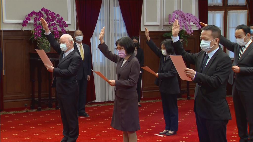 最高行院長吳明鴻宣誓就職 藍營有話說吳是蔡總統表姊夫  綠營立委:資歷完整