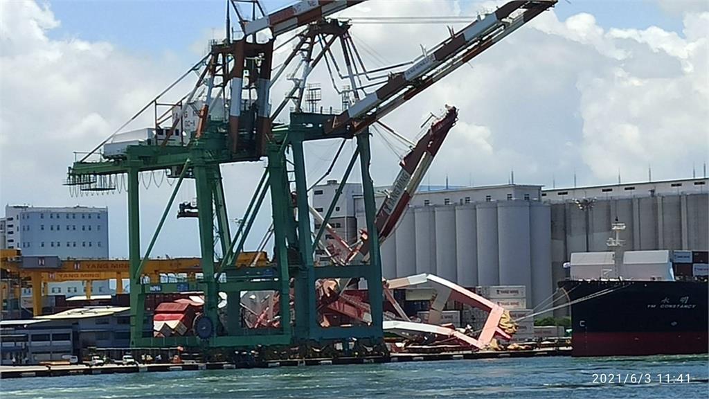 高雄港貨櫃輪撞起重機　航管多次示警卻「無人應」高港：賠償恐破億！