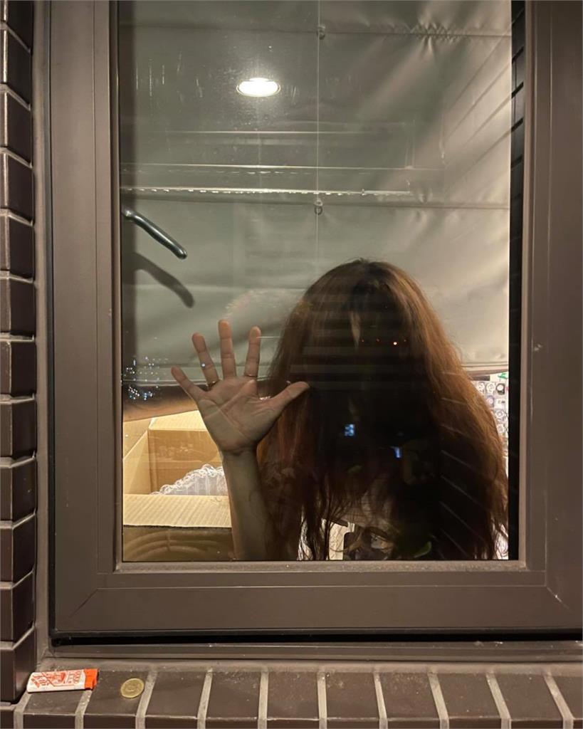納豆轉頭驚呆!看夜景窗戶浮出「披頭散髮女人影」 網喊:嚇死