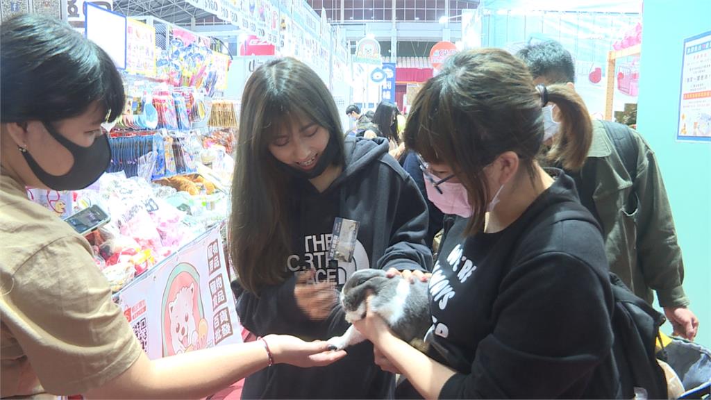 台南寵物展開幕 進場須量溫、消毒 全程戴口罩