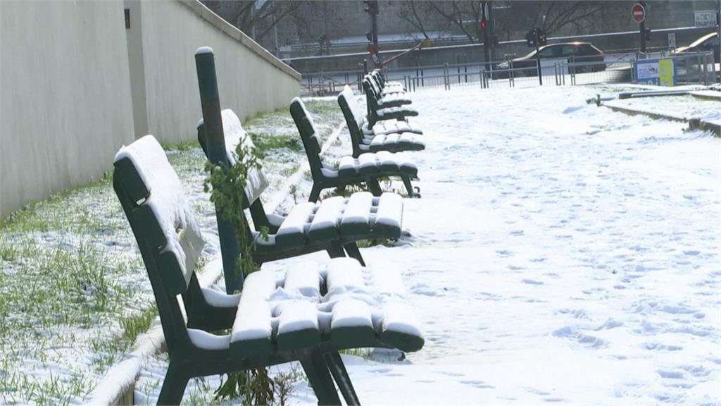 巴黎積雪厚達2公分 蒙馬特高地滑雪客出籠