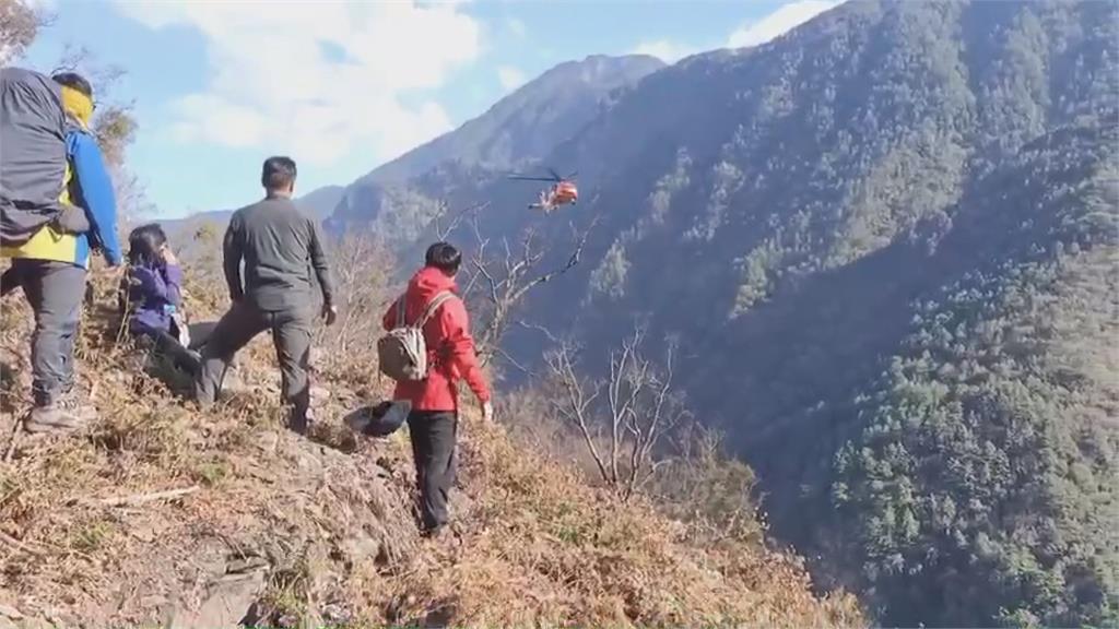 登中央山脈南三段 女山友摔斷腿直升機吊掛救援