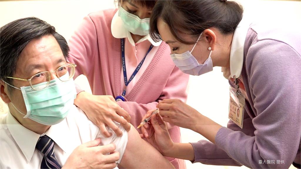 快新聞／網傳蘇貞昌沒注射疫苗「針套未拔下」 查核中心打臉：黃色部分是針頭