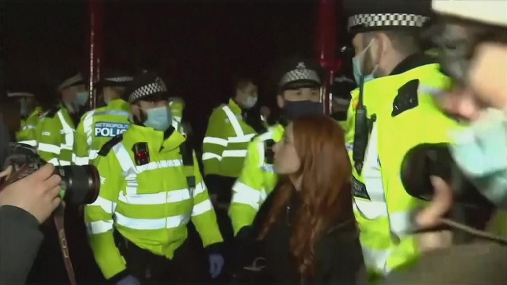 示威vs.封城令...！英國女子遭員警殺害 群眾守夜與警爆衝突