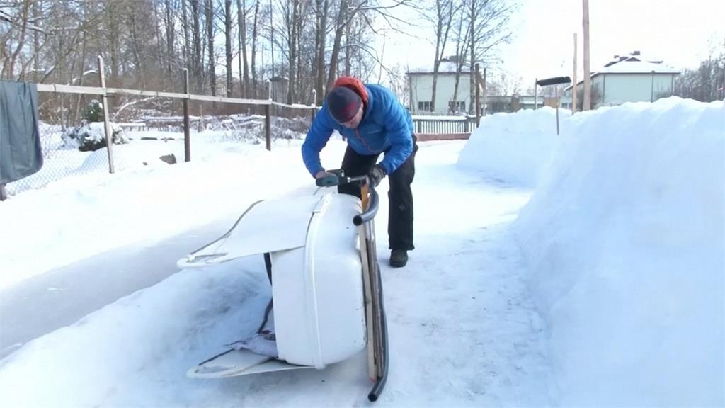 雪車疾馳！拉脫維亞最強老爸 巧手將庭院變遊樂場