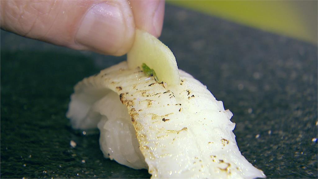 鳳梨醬點綴鮭魚壽司　酸甜平衡壽司油膩