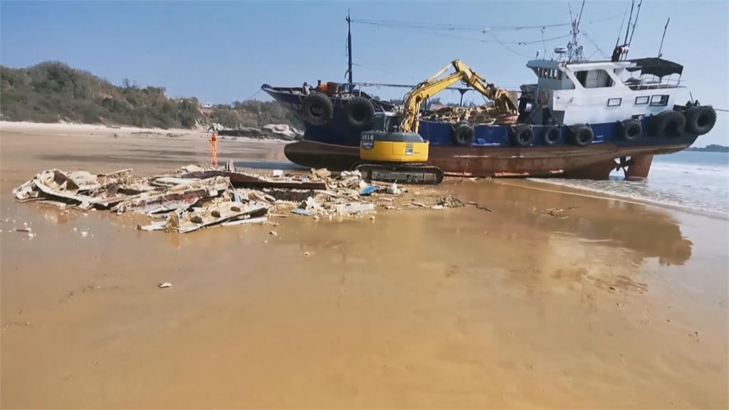 巨型垃圾海漂半年！中漁船登陸移除擱淺船隻殘骸 金門首例！