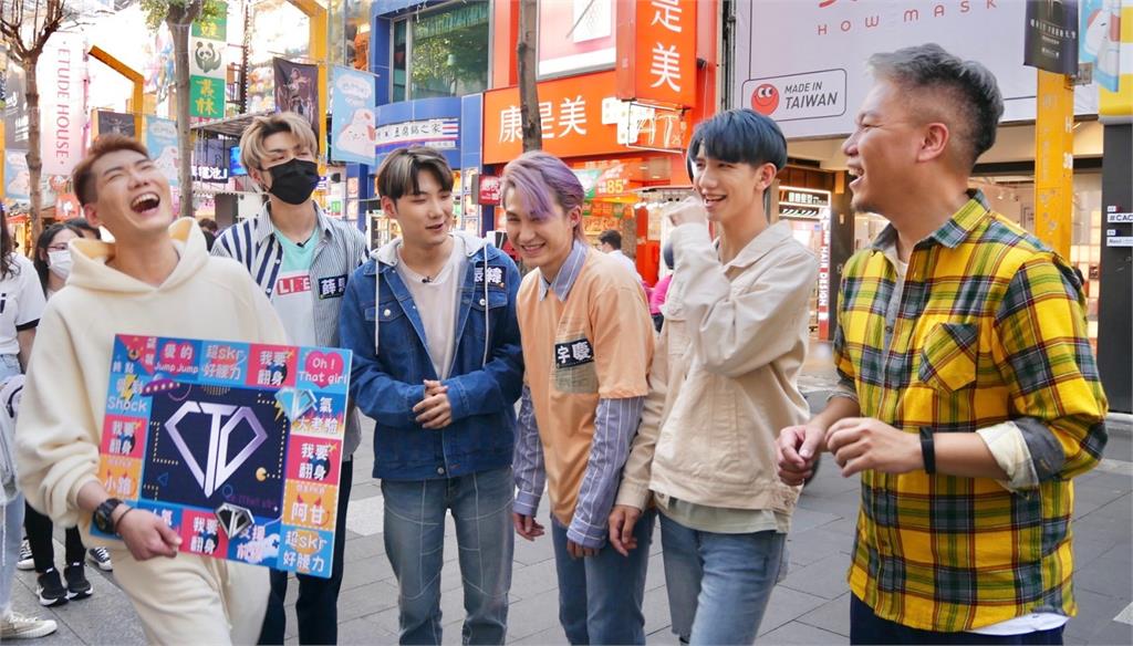 《娛樂超skr》韓國偶像團體C.T.O扮蚌殼精、老背少唱跳專輯歌曲!振緯「不要吵!我在吐沙」
