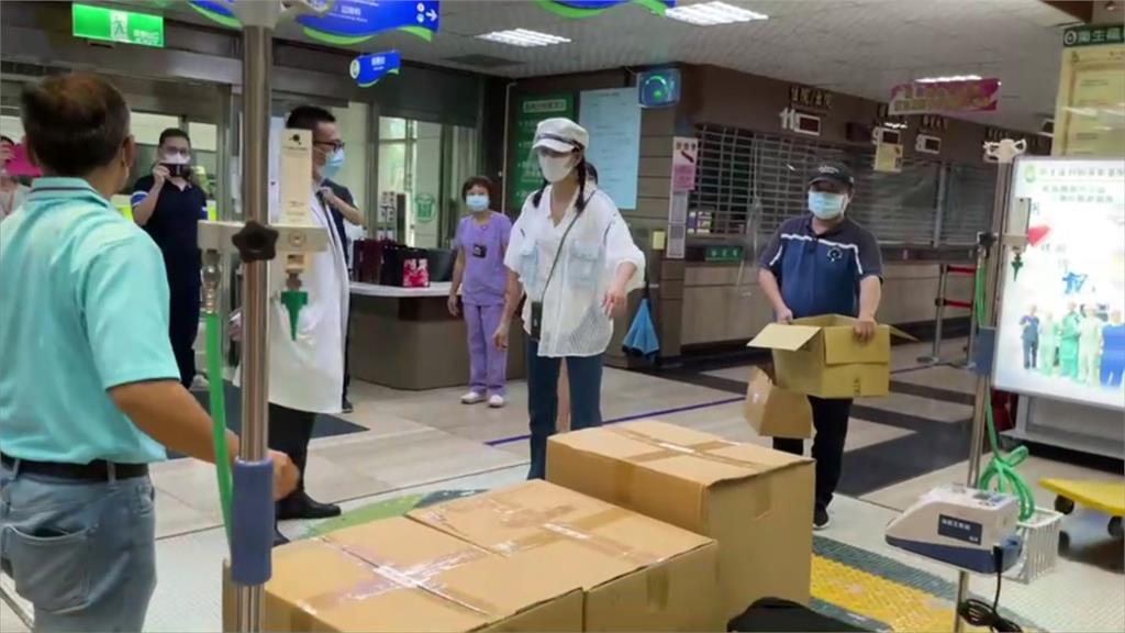 賈永婕直奔屏東4醫院 送800套防護衣及HFNC