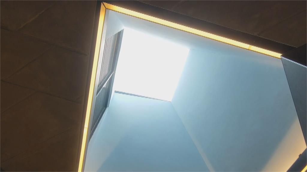 苗栗火車站「新設計」？女廁玻璃天井變鏡子 抬頭一看崩潰：看光光