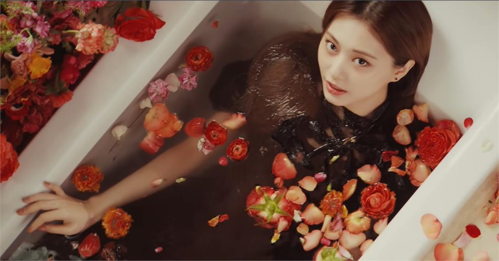 周子瑜新歌MV黑色露背洋裝　沉入花瓣浴缸上演濕背秀！
