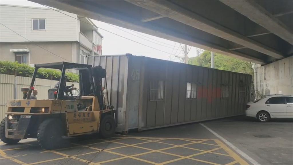 未注意限高撞橋樑 貨櫃掉落壓毀2汽車1機車