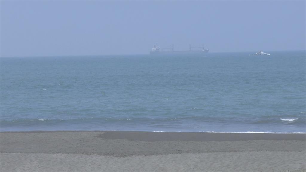 驚！晨泳客上岸後「全身沾黑油」　西子灣疑遭船隻排廢油污染！