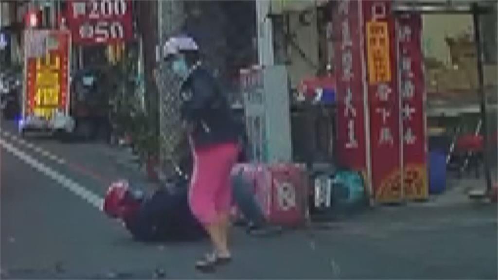 婦人逆向鑽車縫  撞上騎車外送員噴飛受傷