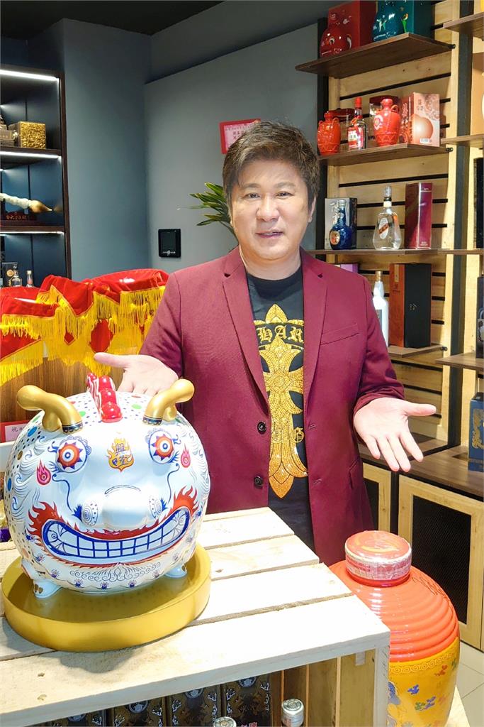 綜藝大哥胡瓜站台青年創業 「酒齡特厚」 酬勞捐給「十方啟能中心」!只請老闆送他金門高粱就好