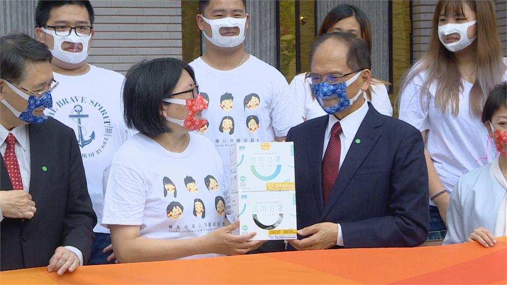 游錫堃戴上透明口罩　防疫也要無障礙溝通