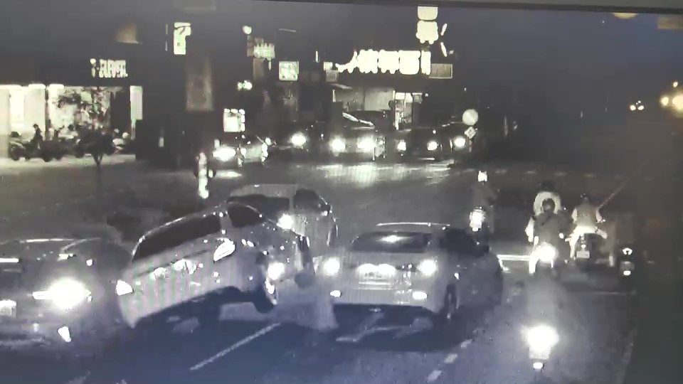 快新聞／「沒有駕照！」賓士車拒檢加速逃逸再撞2車