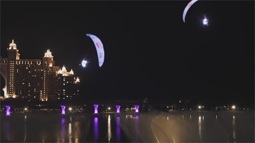 動力滑翔傘搭配水舞上演世界最大噴泉飛行秀！