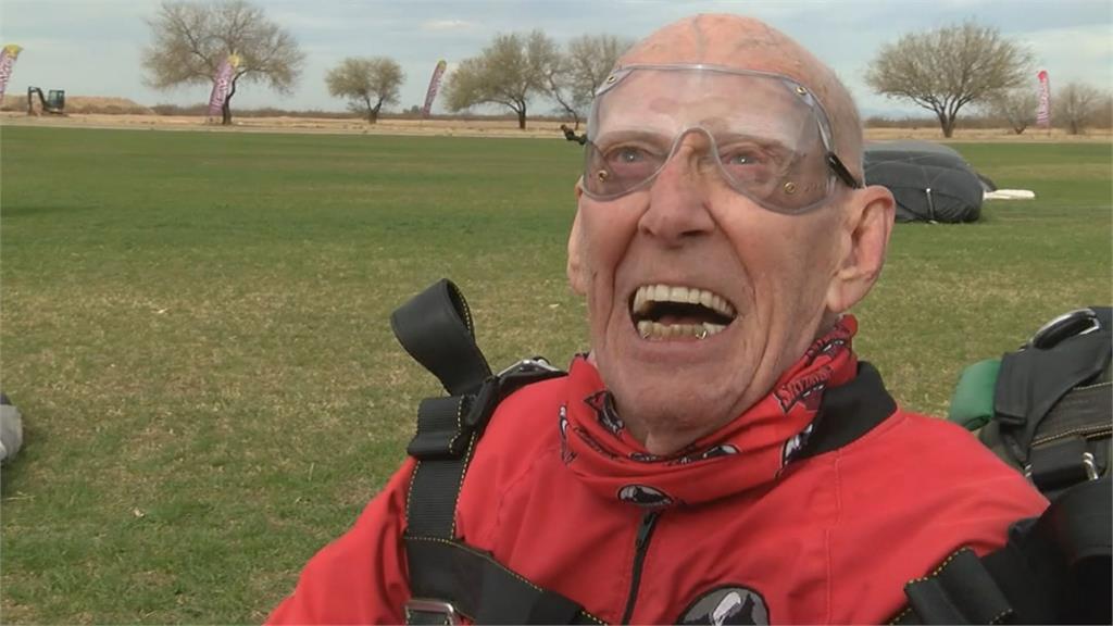 「高空跳傘」歡慶100歲生日 超狂二戰老榮民：以後每年都要跳！
