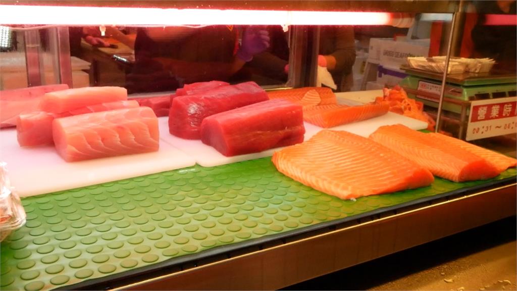 台中魚市最鮮生魚片 銅板價學生瘋排